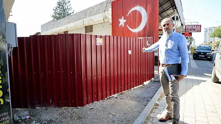 'Tapulu arazim' dedi, sokağı kapattı
