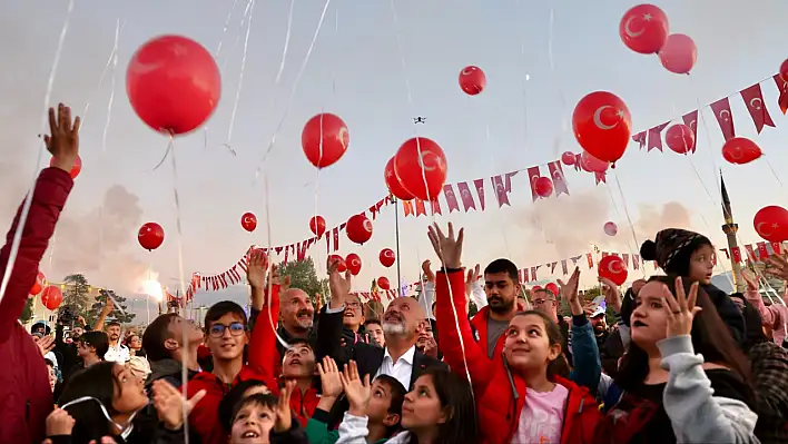 102 yıla 102 balonlu kutlama