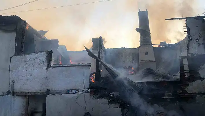 2 katlı ahşap ev yanarak kullanılmaz hale geldi