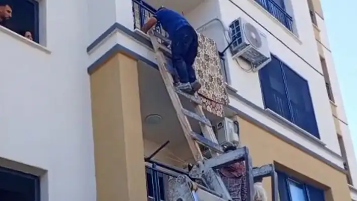 2'nci katta mahsur kalan bebek bakın nasıl kurtarıldı!