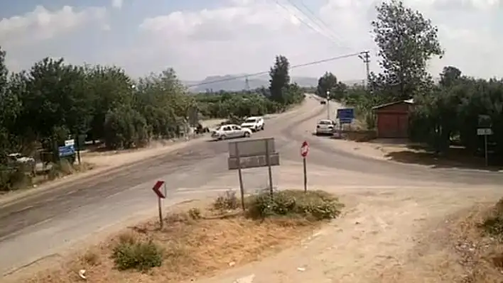 4 kişinin yaralandığı kaza anı güvenlik kameralarında!