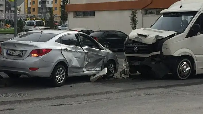 4 kişinin yaralandığı kaza güvenlik kamerasına yansıdı