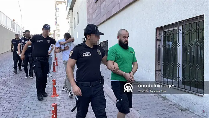 Takla atan araçtan çıkmıştı, 3 kişi tutuklandı!