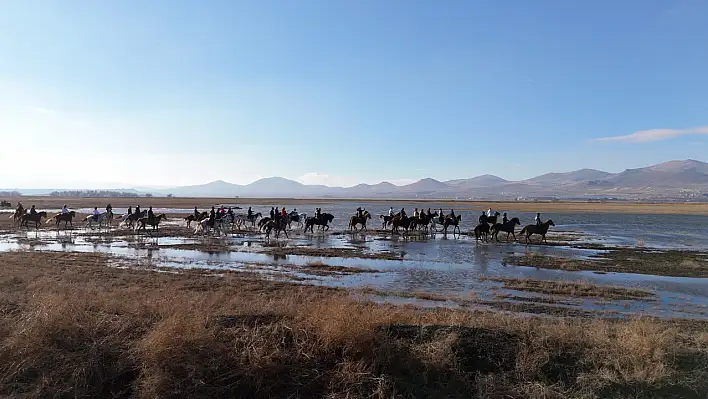 50 kişilik atlı safari doğanın kalbinde buluştu