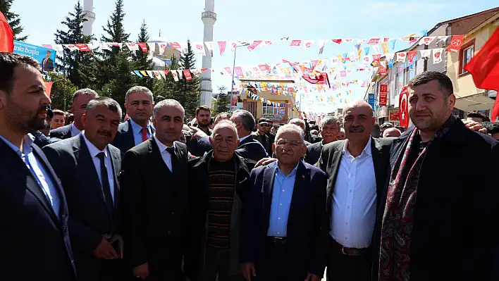 500 adet kombi, 10 ton nohut dağıttı ve TOKİ müjdesi verdi