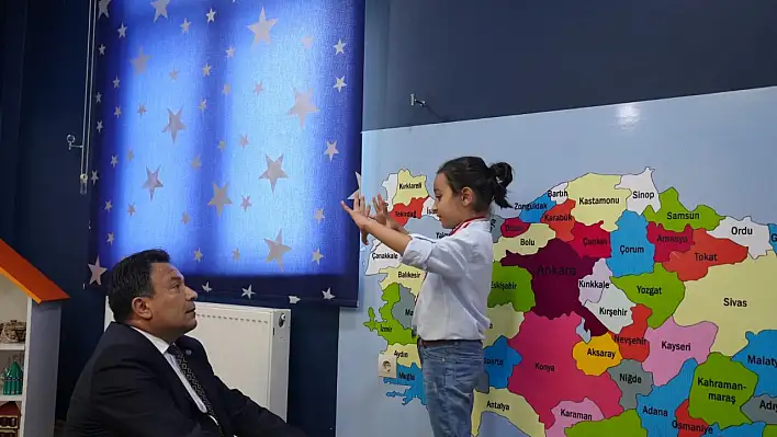 6 yaşındaki Demir, İl Müdürü Karaköse'ye tarih anlattı