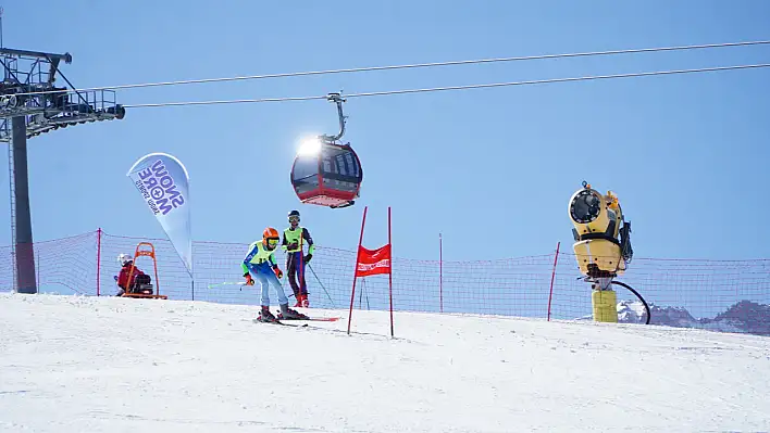 7 ülkeden 60 genç kayakçı Erciyes'te yarıştı