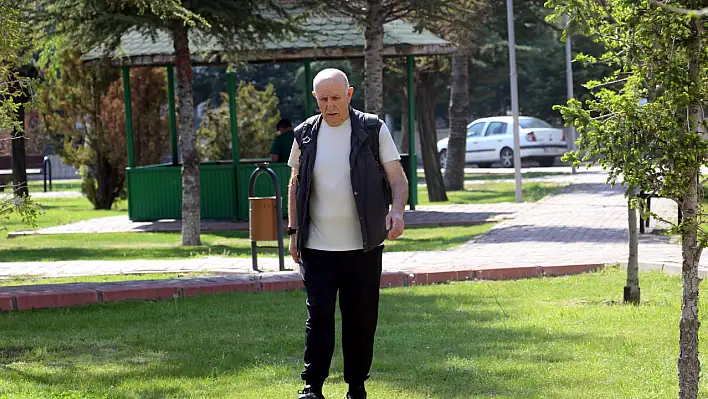 73 yaşındaki öğretmen gençlere taş çıkarıyor