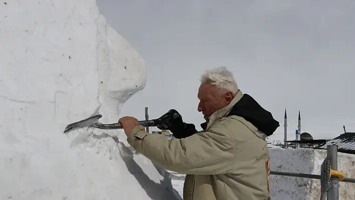 83'lük heykeltıraştan Erciyes'e sanatsal dokunuş