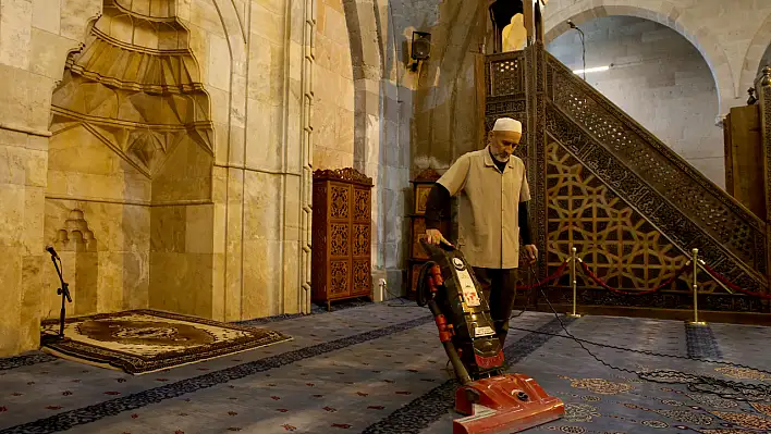 9 asırlık Ulu Cami'yi gönüllü temizliyor