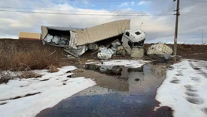 Tır devrildi, tonlarca hammadde tarlaya döküldü