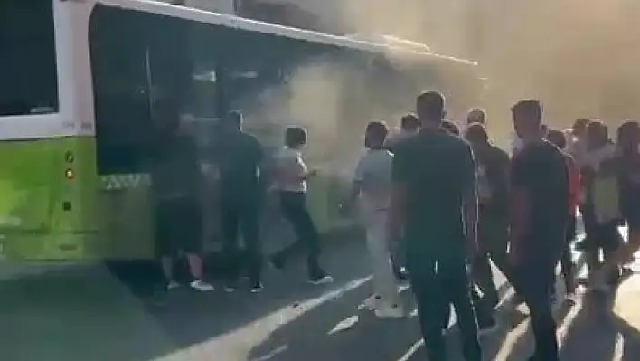 Adana'da belediye otobüsü yandı!