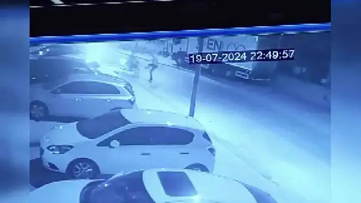 'Dur'  ihtarına uymadı, polise çarptı... O anlar kamerada