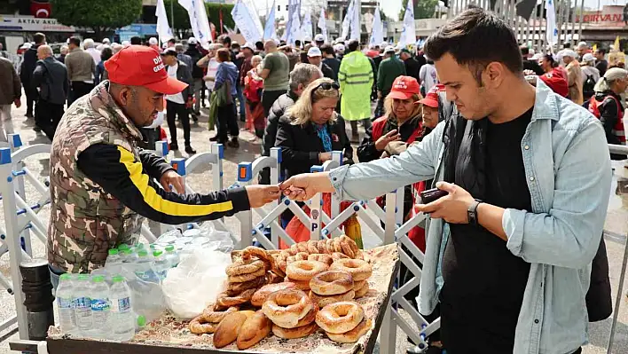 İşçi bayramında, simitçiler çalışmaya devam etti