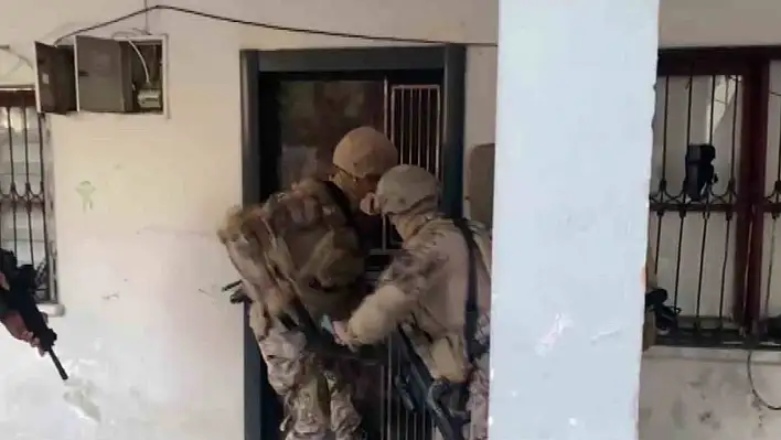 Polis kapıyı koçbaşıyla kırdı: Dolandırıcılara şafak baskını!
