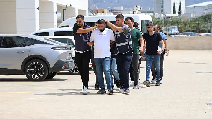 Adana'da 38 plakalı araçla iş yerini kim kurşunladı?