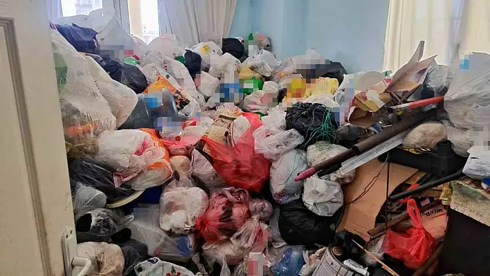 Savcılık izni çıktı polis eve girdi: Evden 11 ton çöp çıktı