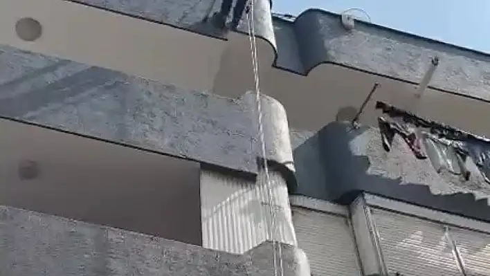 Adana'da balkona sıkışan güvercin İtfaiye ekiplerince kurtarıldı