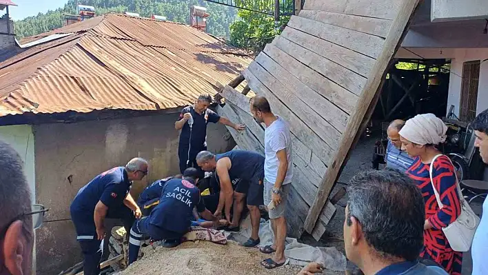 Çardak direği kırıldı, üzerindekiler aşağı düştü: 4 kişi...