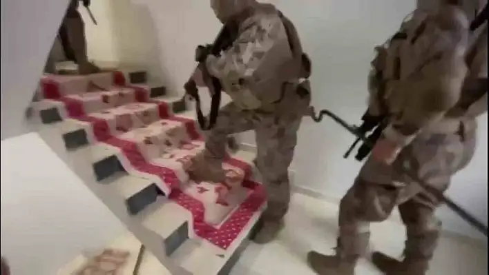 Çelik yelek ve silahlar ele geçirildi