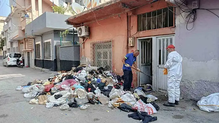 Tek yaşayan adamın evinden 2 kamyonet çöp çıkarıldı