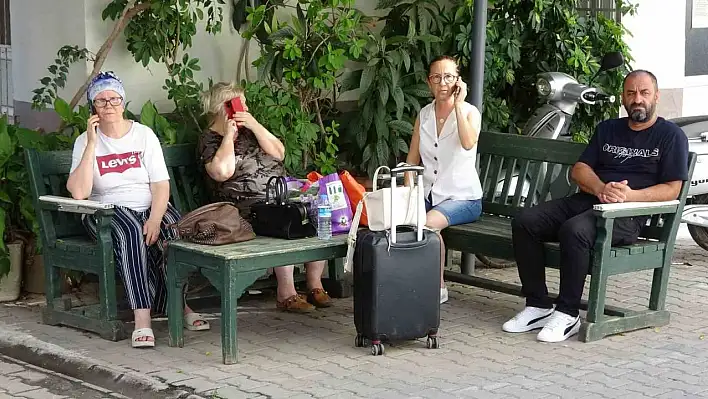 Adana'da deprem: Kimi valizini, kimi bebeğini alıp sokağa koştu