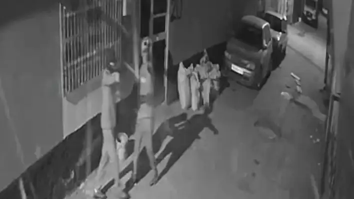 Adana'da evi kurşunlayan şüphelilerden biri yakalandı, diğeri firarda