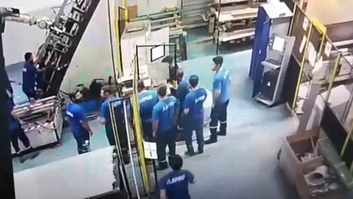 Arızalı makine, işçinin sırtına saplandı