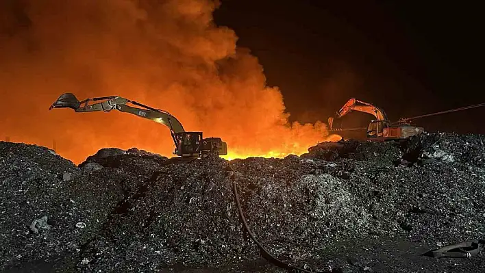 Atık malzemeler tutuştu fabrika alev alev yandı