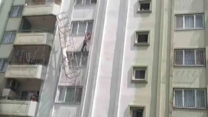 İskelenin halatı koptu, işçi ölümden döndü