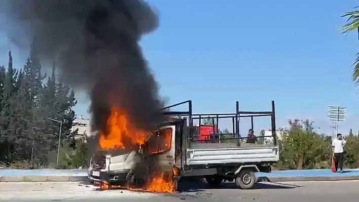 Kamyonet alev alev yandı