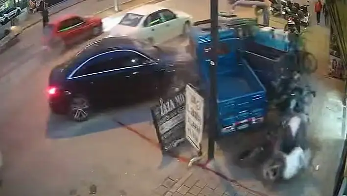 Araçları sollamak isterken kazaya yol açtı