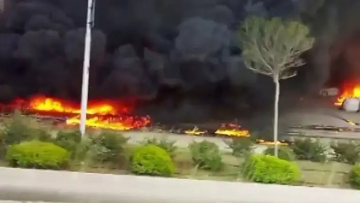 Adana'da köpük fabrikasında büyük yangın