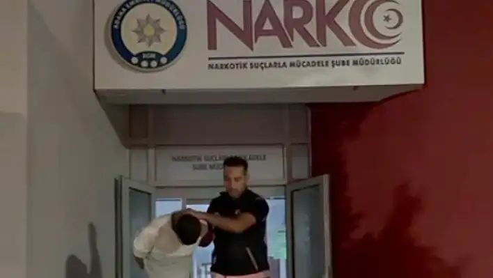 Adana'da madde aldığı iddia edilen şahıs narkotik polislerince yakalandı