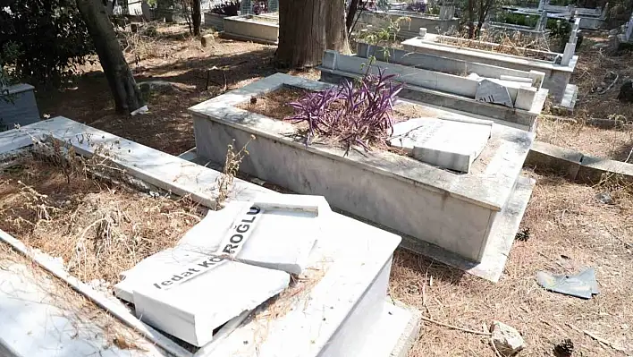 Mezar taşları kırıldı