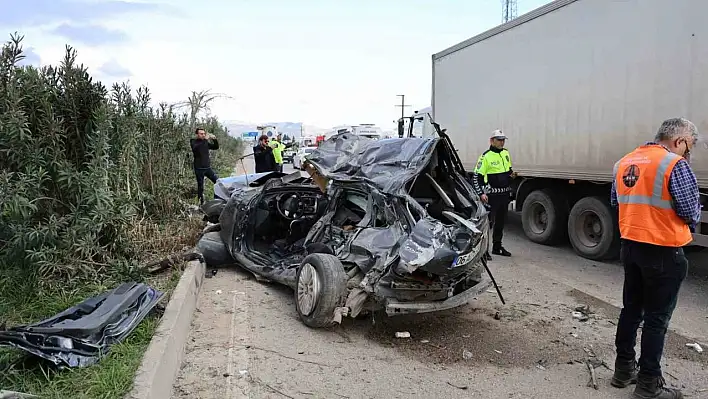 Adana'da otomobil karşı şeride geçip midibüse çarptı: 2 ölü, 14 yaralı