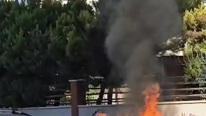 Park halindeki araç alevlere teslim oldu