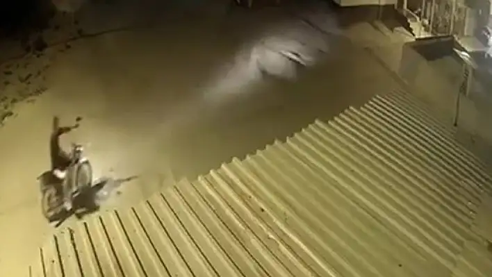 Motosiklet ile rastgele ateş açan şahsı mahalleli darp etti!