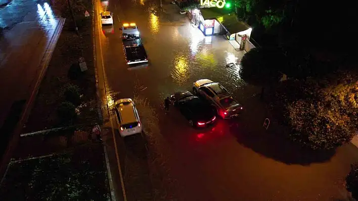 Sağanak yolları su altında bıraktı