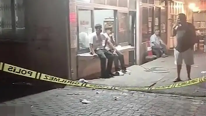 Sokakta bıçaklı saldırıya uğradı