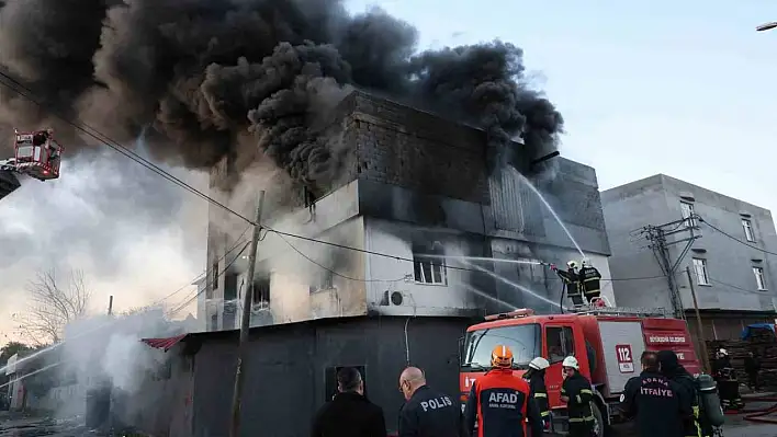 Adana'da sünger deposu yangında kül oldu