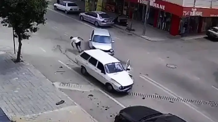 Kaza anında araçtan inip koşarak uzaklaştı!