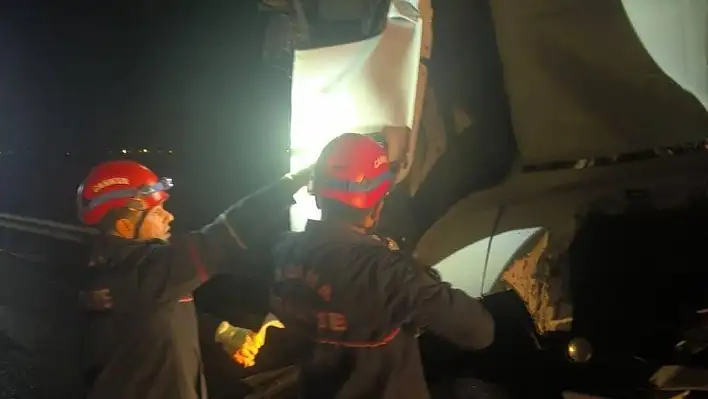 Tır, otobüse arkadan çarptı: 14 yaralı