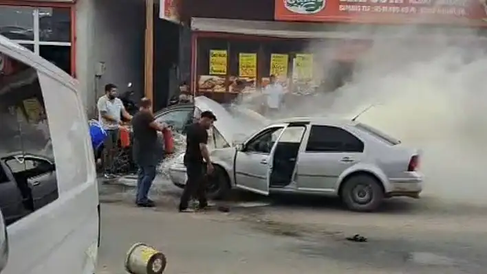 Yanan otomobili esnaf söndürdü