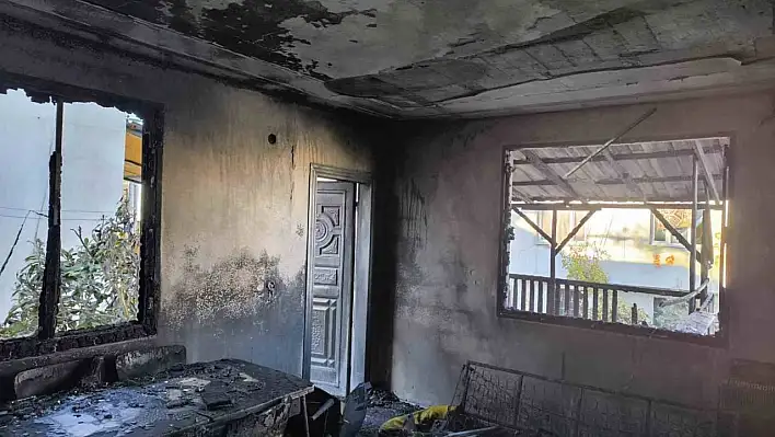 Adana'da ev küle döndü