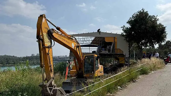 Adana'da yıkım gerginliği... İşletme sahibi çatıya çıktı