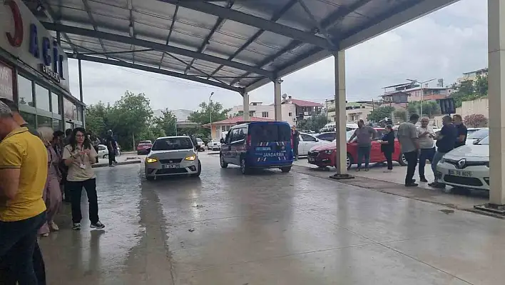 Yol verme kavgasında silahlar çekildi: 1'i polis 3 yaralı