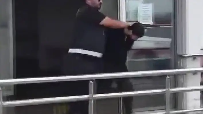 Adana sıcağında montla giyen gencin üzerinden silah çıktı