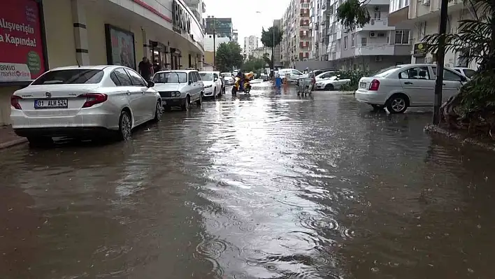 Cadde ve sokaklar su altında