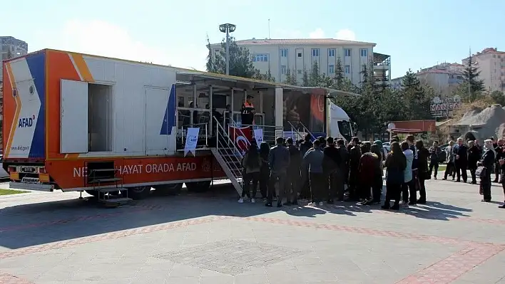 AFAD Deprem Simülasyon tırı öğrencileri bilgilendirmeye devam ediyor